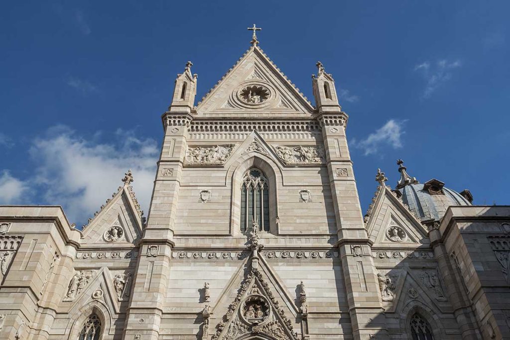 Facciata gotica del Duomo di Napoli