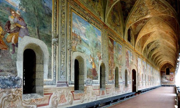 Santa Chiara, il chiostro maiolicato di Napoli