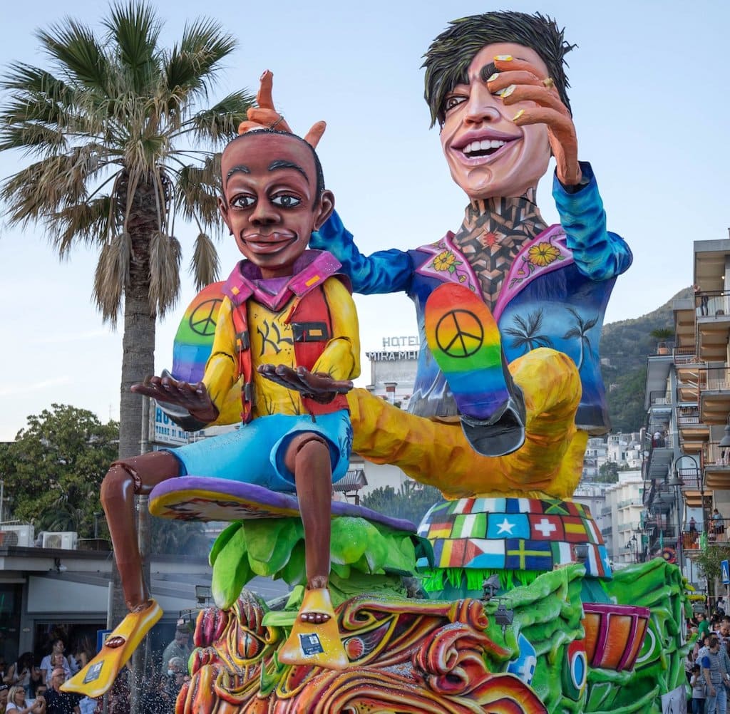 Carnevale a Napoli, per le strade della città bambini vestiti a festa