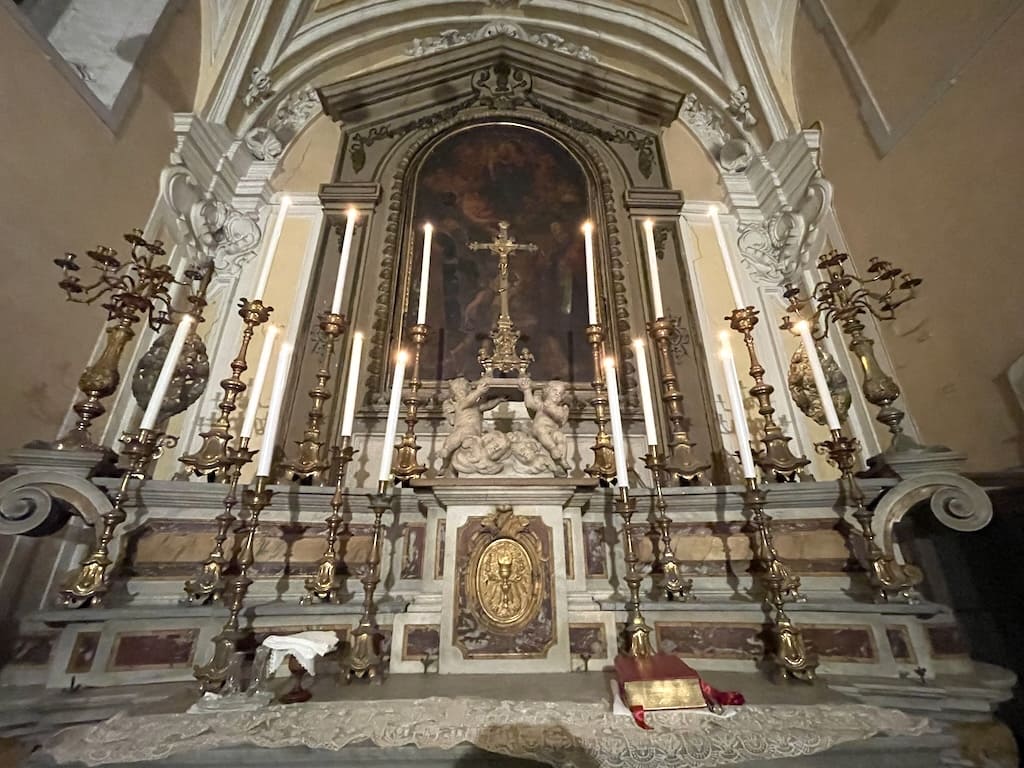 Altare maggiore dominato da una tela del XVI secolo