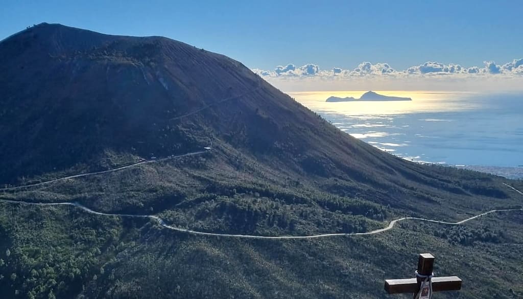 Destination Vesuvio: viaggio mozzafiato in bus scoperto