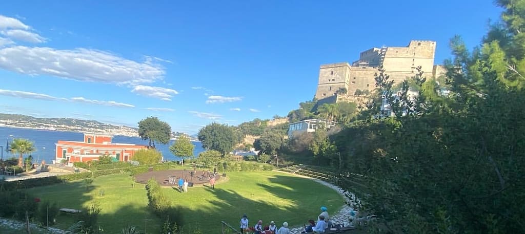 Villa Ferretti a Bacoli, tra parco pubblico e blu del mare