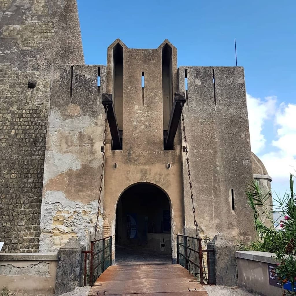 Ponte Levatoio Castello di Baia