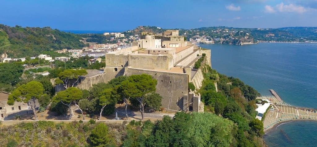 Castello Aragonese di Baia, storia e informazioni